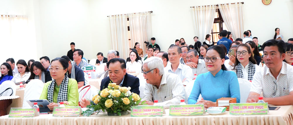 Đại biểu tham dự chương trình họp mặt. Ảnh: Thanh Đồng
