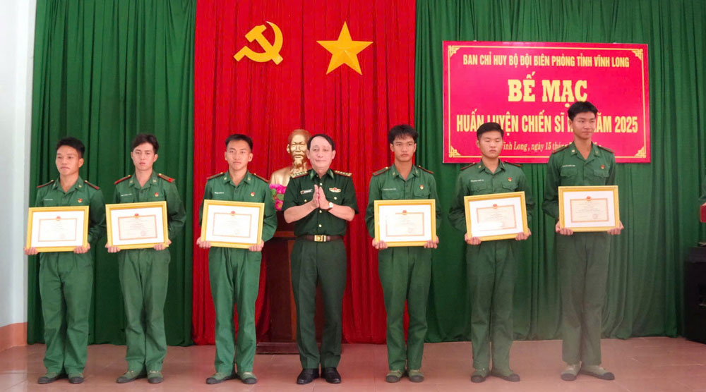 Đại tá Đoàn Minh Trung- Chỉ huy Trưởng BĐBP tỉnh trao giấy khen cho chiến sĩ có thành tích xuất sắc trong khóa huấn luyện chiến sĩ mới năm 2025.