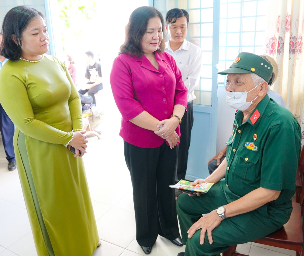 Phó Bí thư Thường trực Tỉnh ủy- Hồ Thị Hoàng Yến (thứ hai từ trái sang) thăm hỏi người dân, cán bộ hưu tại Trung tâm Phục vụ hành chính công xã Nhơn Phú.
