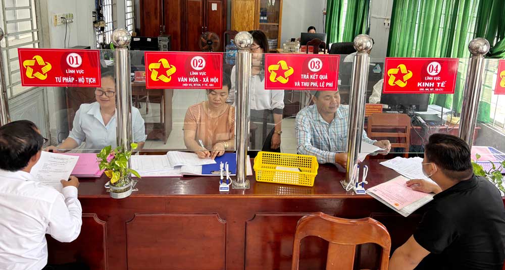 Người dân tới làm hồ sơ, thủ tục tại Trung tâm Phục vụ hành chính công xã Hòa Hiệp.
