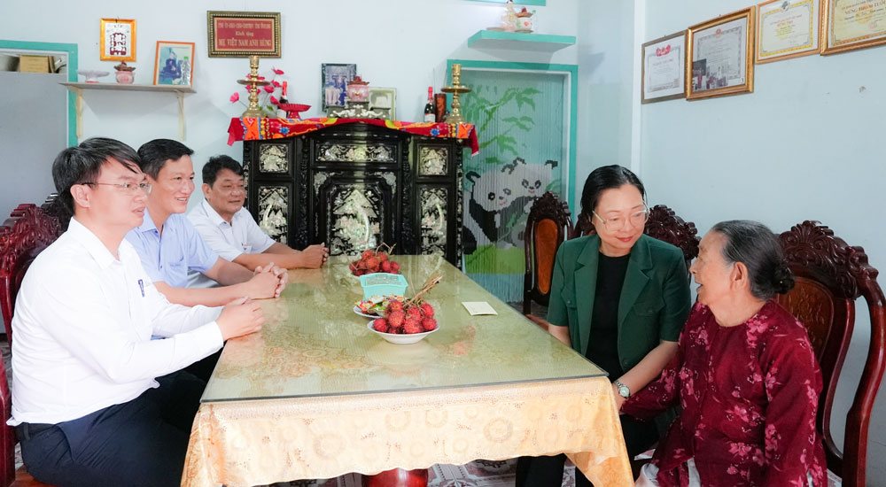 Lãnh đạo tỉnh và xã Trung Ngãi đến thăm gia đình Mẹ Việt Nam anh hùng Nguyễn Thị Tiển.