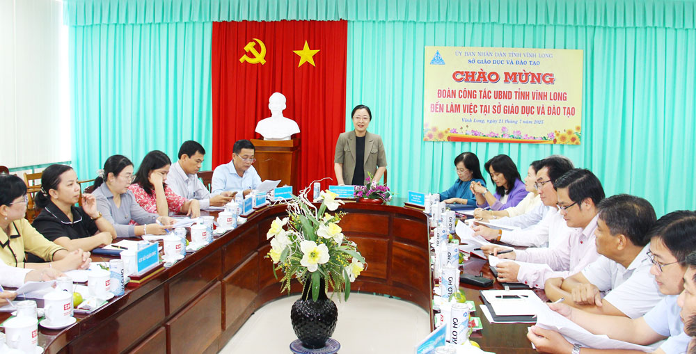Bà Nguyễn Thị Quyên Thanh- Tỉnh ủy viên, Phó Chủ tịch UBND tỉnh, chủ trì buổi làm việc với Sở GD-ĐT.

