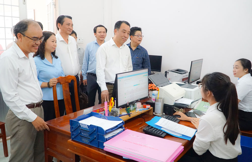 Phó Bí thư Tỉnh ủy, Chủ tịch UBND tỉnh- Lữ Quang Ngời kiểm tra việc vận hành chính quyền địa phương 2 cấp tại xã Long Hữu.
