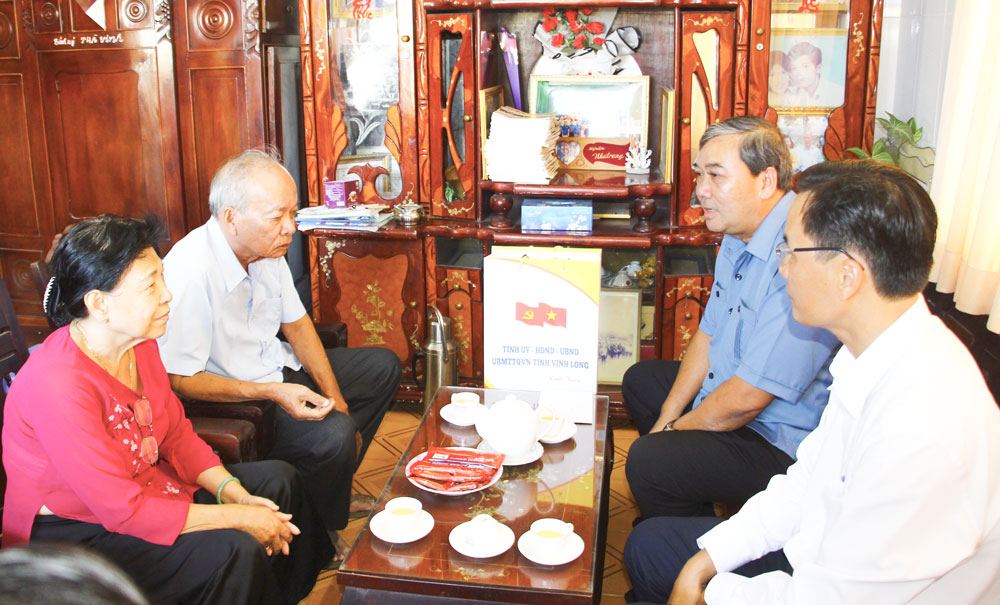 Đoàn đã đến thăm, tặng quà cho bà Nguyễn Ngọc Lài- thờ cúng liệt sĩ Nguyễn Văn Hải.