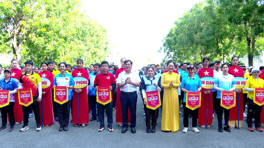 Ban tổ chức trao cờ lưu niệm cho các đơn vị.