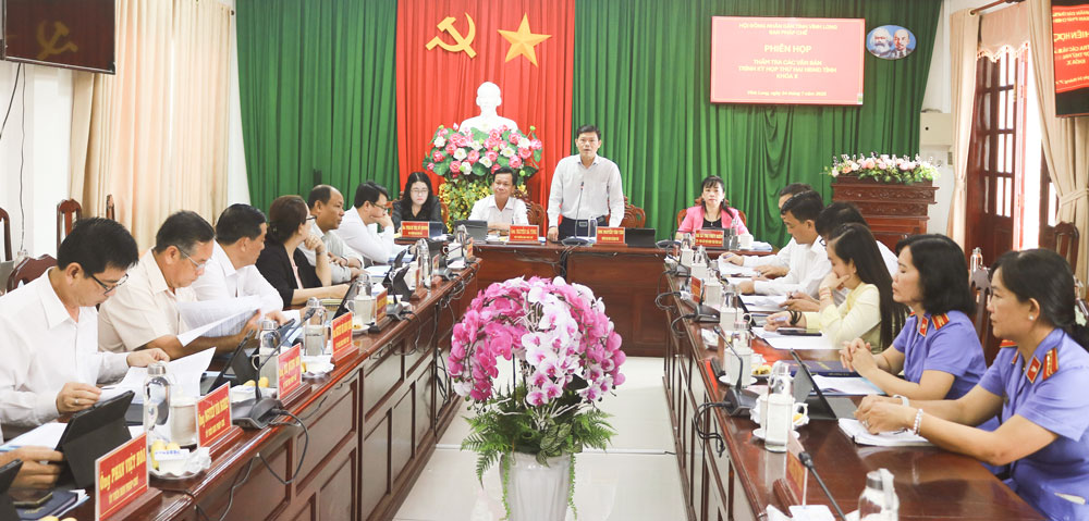 Ông Nguyễn Văn Tân- Trưởng Ban Pháp chế HĐND tỉnh chủ trì phiên họp.