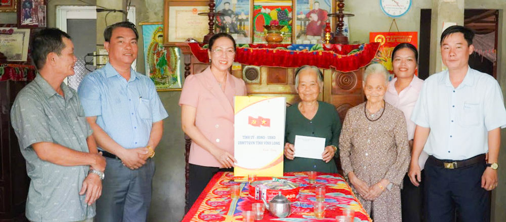 Đồng chí Nguyễn Thị Yến Nhi- Tỉnh ủy viên, Phó Trưởng Đoàn ĐBQH chuyên trách tỉnh và đoàn công tác thăm, tặng quà bà Triệu Thị Ráng. Ảnh Phan Hân