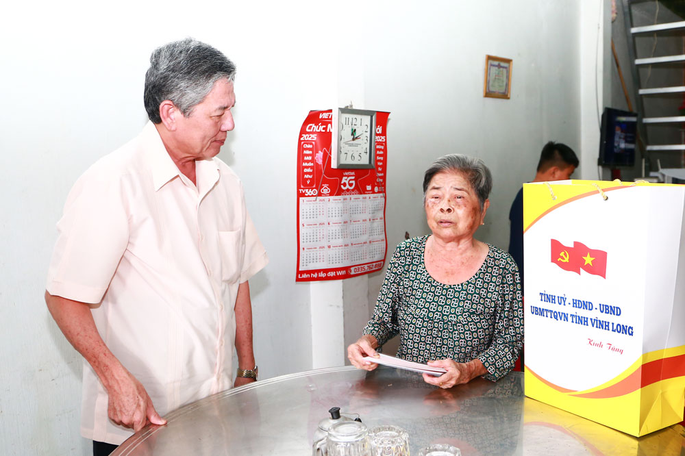 Bí thư Tỉnh ủy Ngô Chí Cường thăm, tặng quà thương binh Phùng Thị Ngư (Khóm 6 - xã Càng Long). Ảnh: KIM LOAN