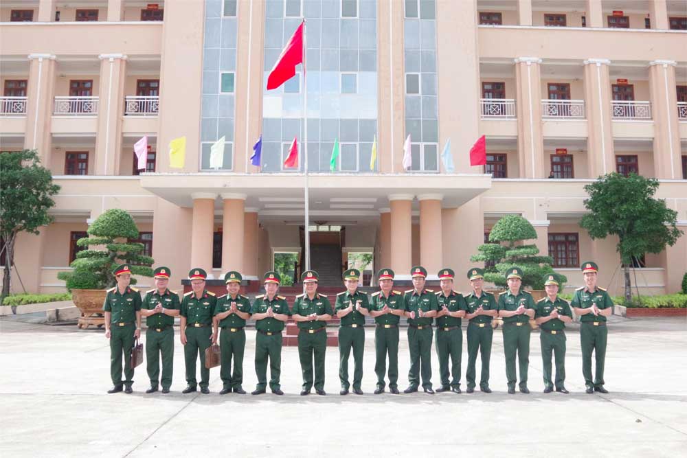 Đoàn công tác của Quân khu 9 chụp ảnh cùng đại biểu.