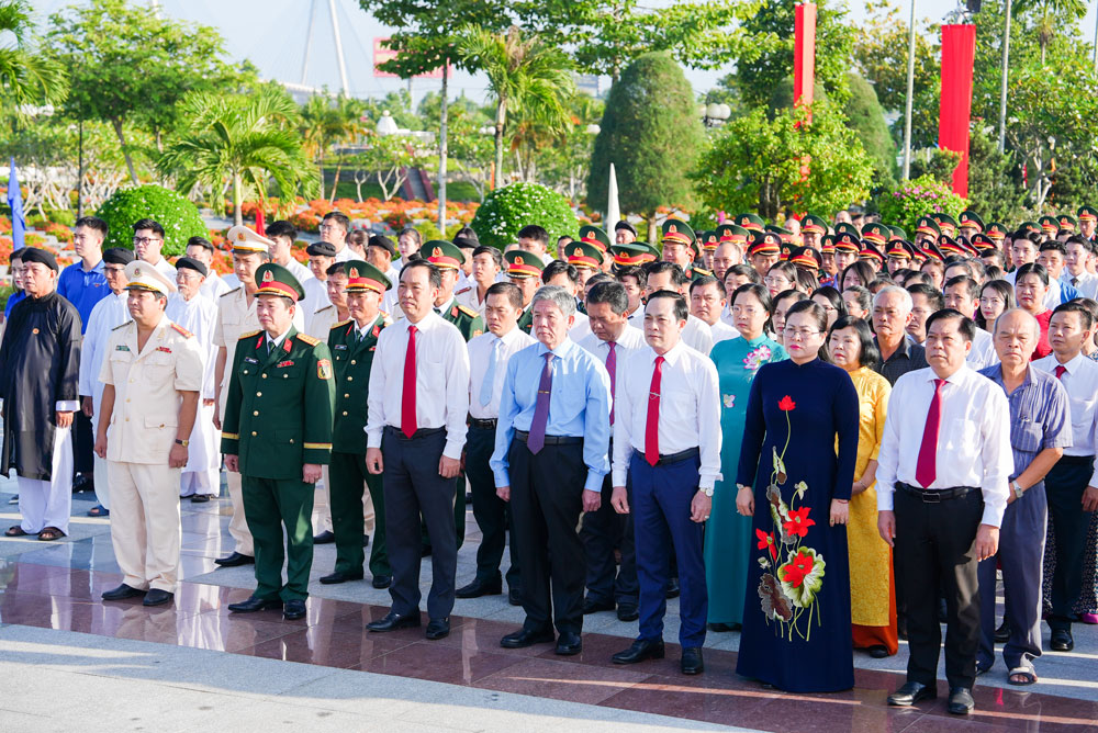 Tại Nghĩa trang liệt sĩ tỉnh, đoàn lãnh đạo tỉnh đến đặt vòng hoa, dâng hương tưởng nhớ các anh hùng liệt sĩ.