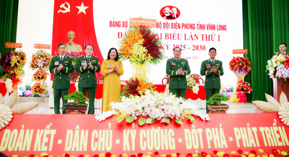 Đồng chí Hồ Thị Hoàng Yến- Phó Bí thư Thường trực Tỉnh ủy tặng hoa chúc mừng đại hội.