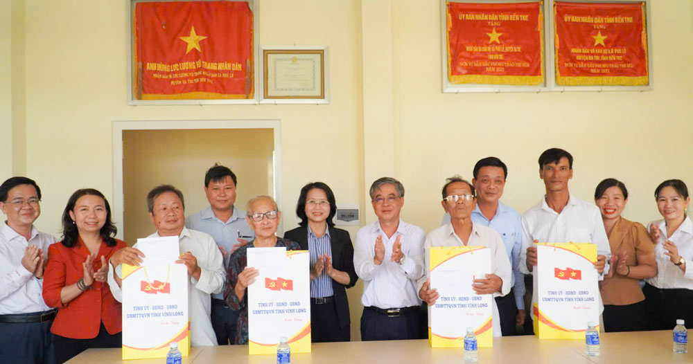 Phó Chủ tịch UBND tỉnh- Châu Văn Hòa tặng quà cho gia đình chính sách xã Tân Xuân.