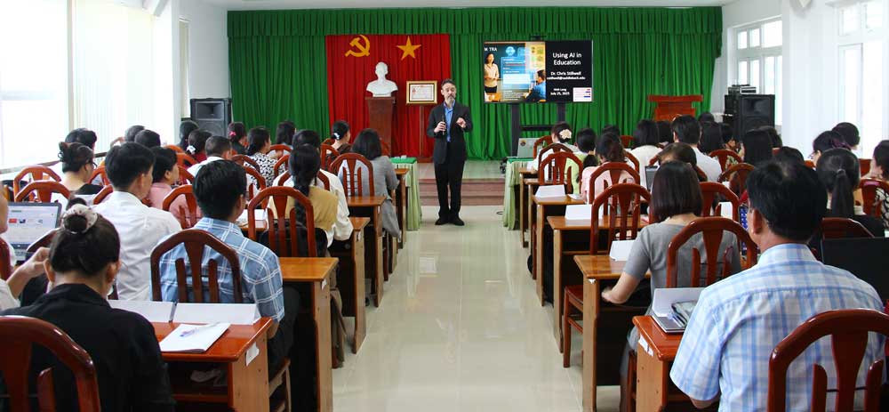 Tập huấn ứng dụng AI trong giảng dạy tiếng Anh cho giáo viên.