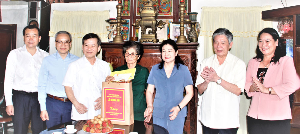 Chánh án Tòa án nhân dân tối cao Lê Minh Trí; Bí thư Tỉnh ủy Vĩnh Long Ngô Chí Cường thăm gia đình bà Dương Thị Sự.   