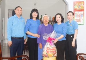 Phó Chủ tịch Thường trực Tổng Liên đoàn Lao động Việt Nam- Thái Thu Xương thăm gia đình bà Đào Thị Biểu