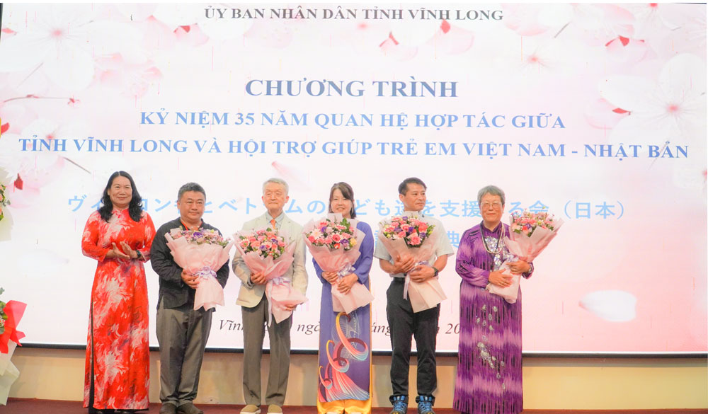 Phó Chủ tịch UBND tỉnh Vĩnh Long- Nguyễn Thị Bé Mười trao hoa cho người kế nhiệm của Hội SVCA.