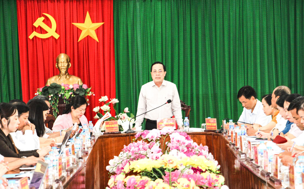 Đồng chí Lâm Minh Đằng- Phó Bí thư Tỉnh ủy phát biểu tại buổi làm việc với Đảng ủy xã Long Hồ.

