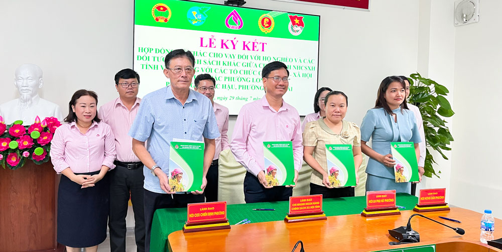 Ký kết hợp đồng ủy thác cho vay đối với hộ nghèo và các đối tượng chính sách khác giữa chi nhánh NHCSXH tỉnh với các tổ chức chính trị- xã hội nhận ủy thác.

