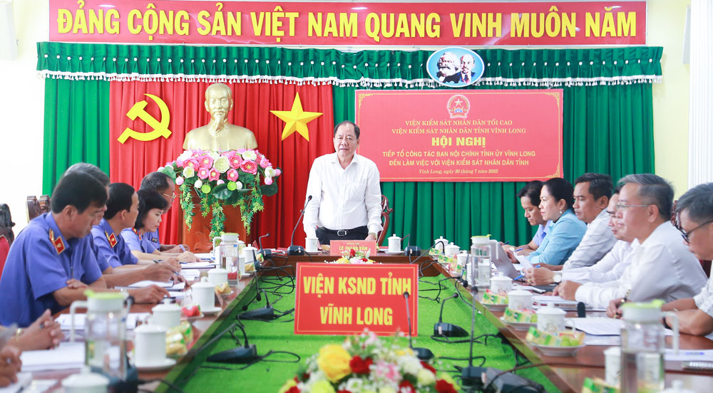 Đồng chí Lê Thanh Vân- Ủy viên Ban Thường vụ Tỉnh ủy, Trưởng Ban Nội chính Tỉnh ủy phát biểu tại buổi làm việc với Viện Kiểm sát nhân dân tỉnh.