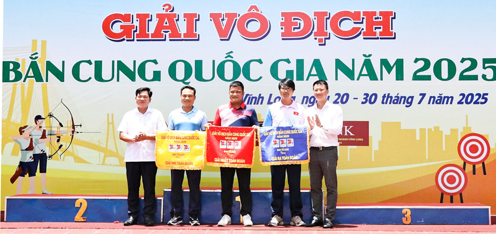  Ban tổ chức trao giải cho các đoàn đạt thành tích xuất sắc. 