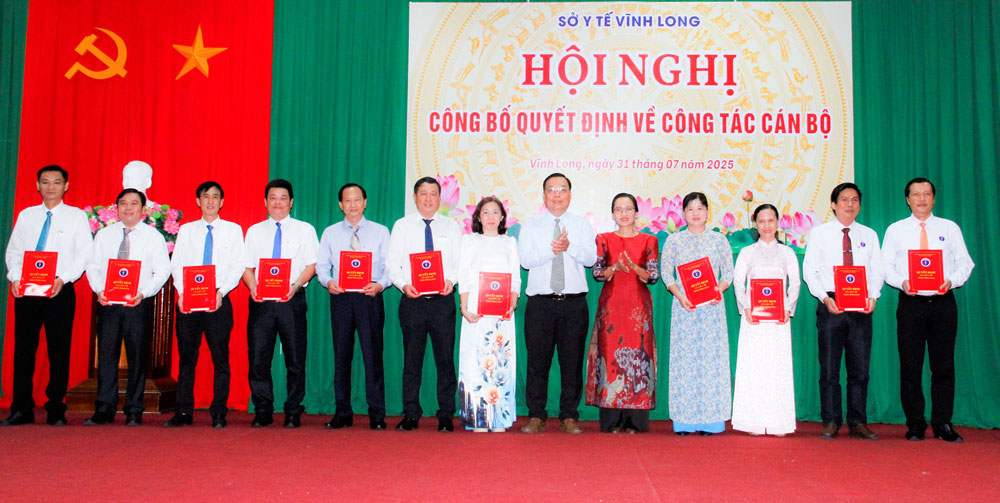 Trao quyết định bổ nhiệm cán bộ đối với các phòng trực thuộc Sở Y tế.
