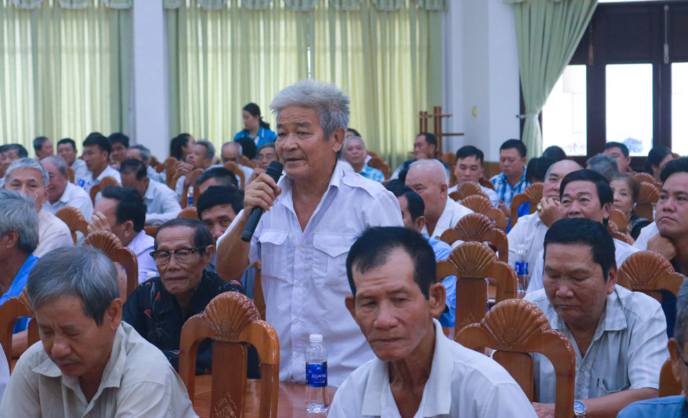 Cử tri phường Bình Minh gửi gắm kiến nghị đến đại biểu Quốc hội.