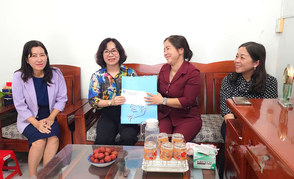 Đoàn cán bộ lãnh đạo Hội LHPN tỉnh Vĩnh Long thăm hỏi, tặng quà bà Nguyễn Thị Minh Hạnh- nguyên Ủy viên Thường vụ Tỉnh ủy, Trưởng Ban Dân vận Tỉnh ủy, nguyên Chủ tịch Hội LHPN tỉnh.