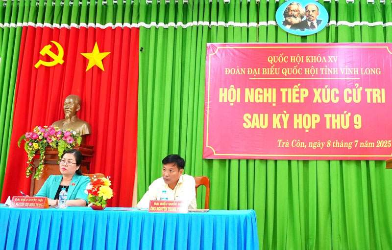 Các vị đại biểu ghi nhận các ý kiến kiến nghị của cử tri.