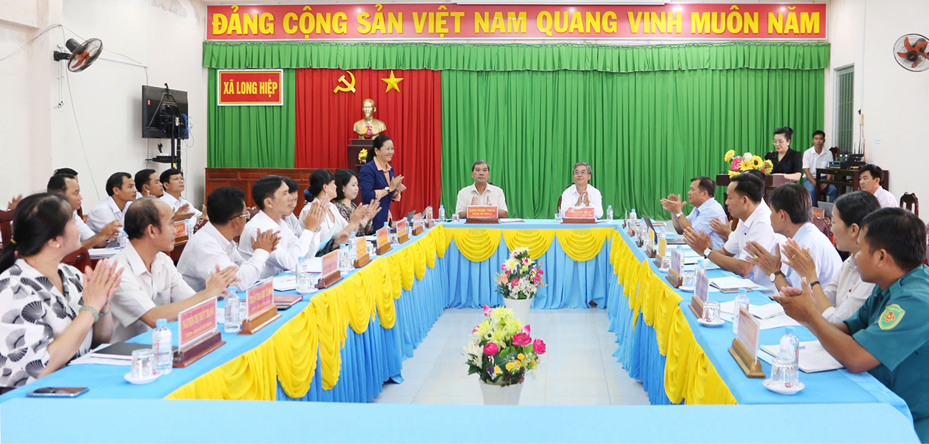 Đoàn công tác làm việc tại xã Tập Sơn.