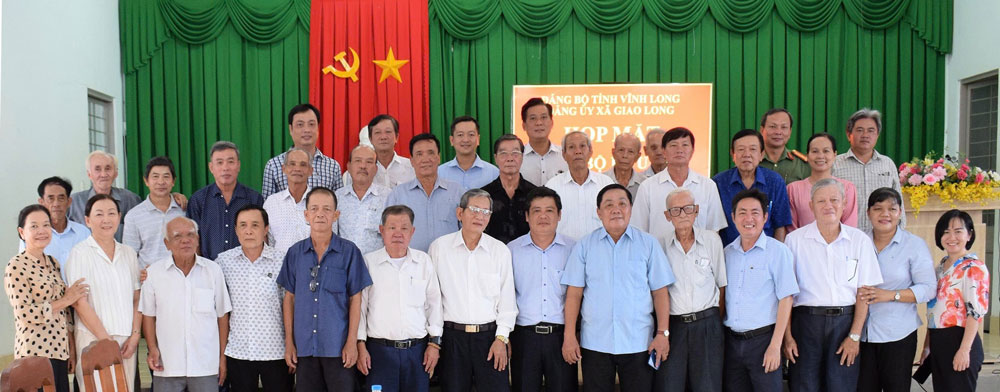 Đại biểu chụp ảnh lưu niệm tại buổi họp mặt.