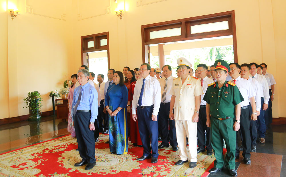 Lãnh đạo tỉnh Vĩnh Long tổ chức lễ viếng, dâng hương tại Khu tưởng niệm Thủ tướng Chính phủ Võ Văn Kiệt.
