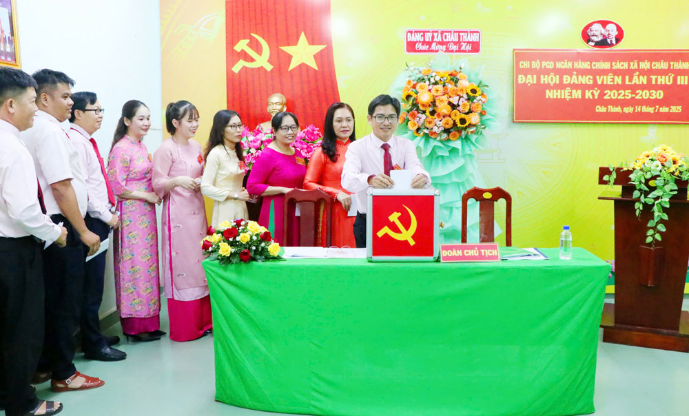 Đại biểu bỏ phiếu bầu Bí thư Chi bộ.