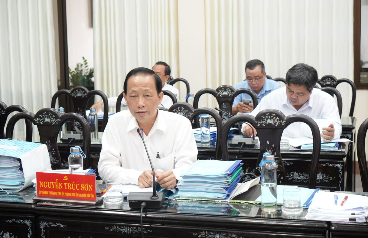 Đồng chí Nguyễn Trúc Sơn- Ủy viên Ban Thường vụ Tỉnh ủy, Phó Chủ tịch UBND tỉnh phát biểu tại buổi thẩm định văn kiện vào chiều 15/7.