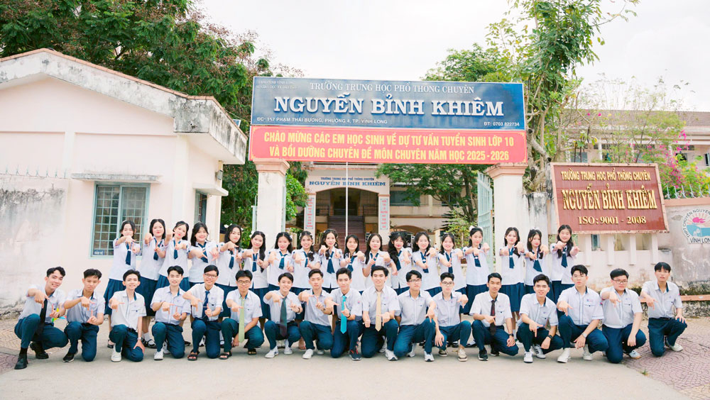 Trương Hồ Minh Thuấn (hàng ngồi, thứ 5 từ trái sang) cùng các bạn trong lớp 12 Toán 1, Trường THPT chuyên Nguyễn Bỉnh Khiêm. (Ảnh nhân vật cung cấp)