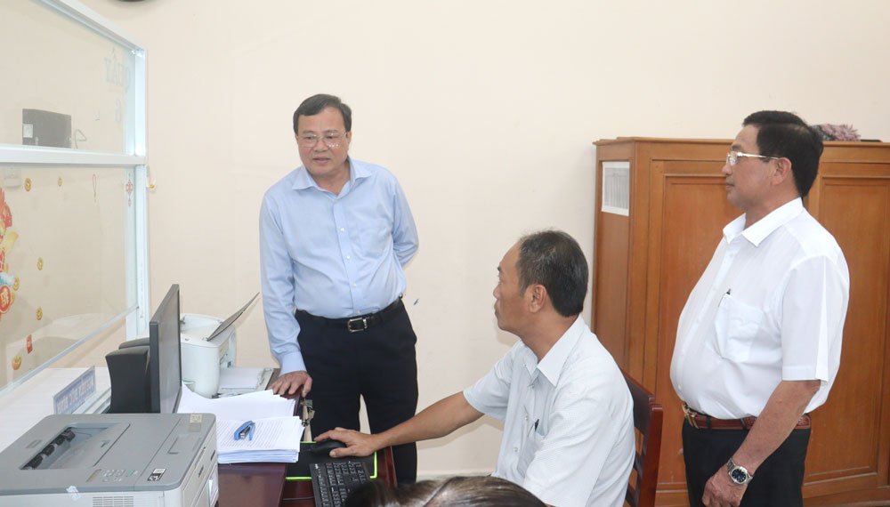 Đồng chí Lê Văn Hẳn- Phó Bí thư Tỉnh ủy, Chủ tịch Ủy ban MTTQ Việt Nam tỉnh đến kiểm tra hoạt động của Trung tâm Phục vụ hành chính công xã Trà Ôn. 