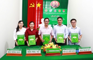 Ký kết hợp đồng ủy thác giữa NHCSXH và các tổ chức chính trị - xã hội xã Càng Long