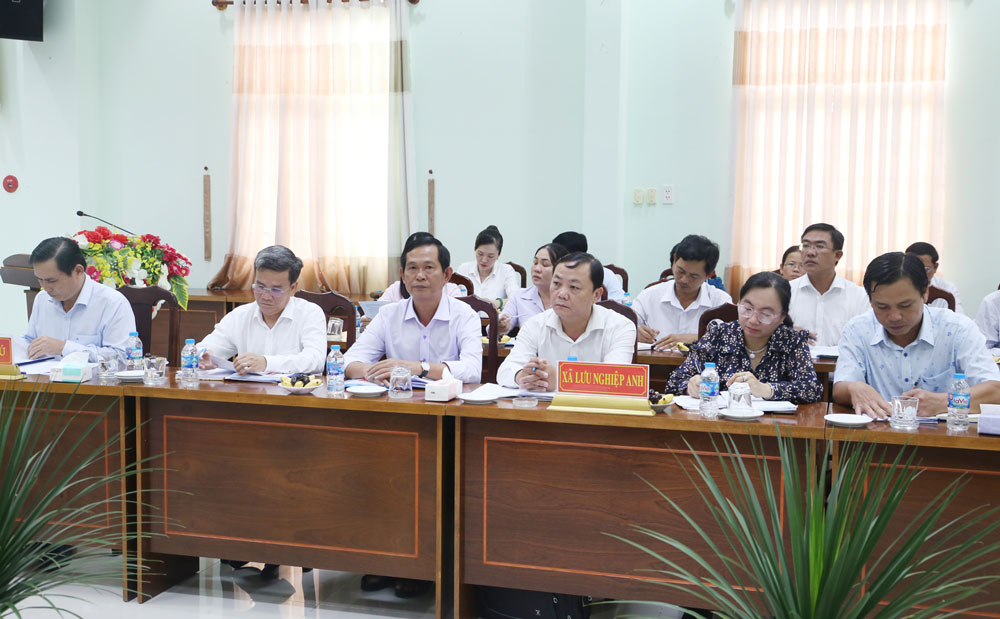 Đại biểu lãnh đạo các xã dự hội nghị.