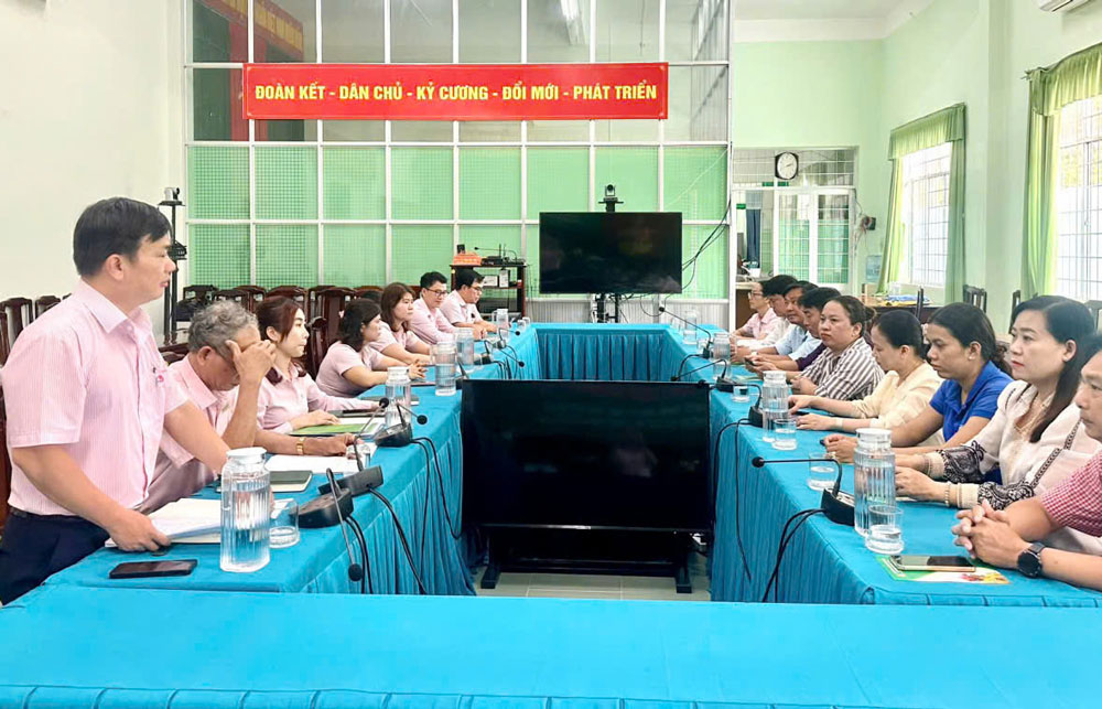 Lễ ký kết hợp đồng ủy thác giữa Phòng Giao dịch NHCSXH Trà Vinh với các hội, đoàn thể phường Long Đức.