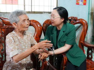 Phó Chủ tịch UBND tỉnh- Nguyễn Thị Quyên Thanh thăm các Mẹ Việt Nam anh hùng