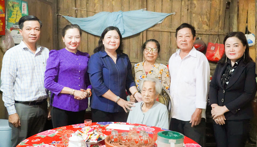 Phó Bí thư Thường trực Tỉnh ủy- Hồ Thị Hoàng Yến thăm bà Nguyễn Thị Oanh (SN 1929, ấp Phước Khánh).