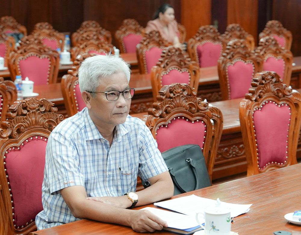  Ông Lê Thanh Tuấn- Tổng Biên tập Báo và phát thanh, truyền hình Vĩnh Long tham dự hội nghị.