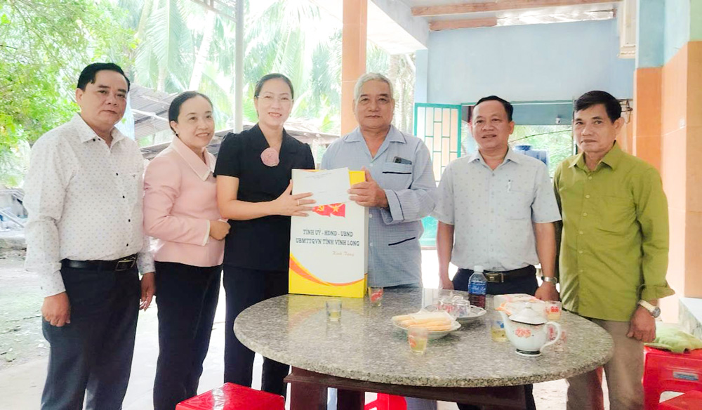 Bà Nguyễn Thị Yến Nhi- Phó Trưởng đoàn ĐBQH chuyên trách tỉnh trao quà cho gia đình Trần Văn Bé Tư (thương binh ¾) ấp Hưng Lễ, xã Hưng Nhượng.