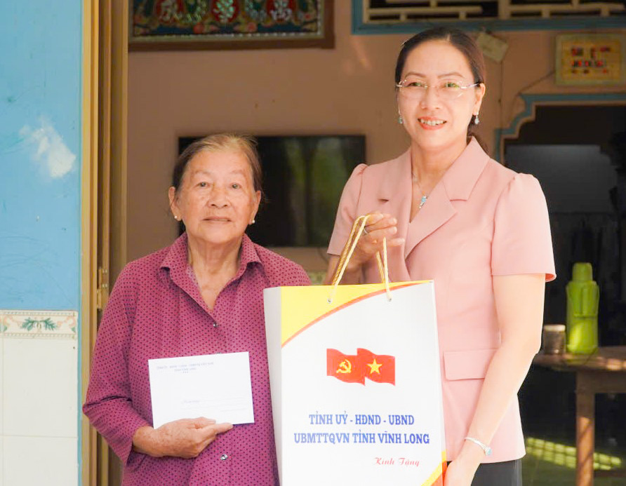 Đồng chí Nguyễn Thị Yến Nhi- Tỉnh ủy viên, Phó Trưởng Đoàn ĐBQH chuyên trách tỉnh và đoàn công tác thăm, tặng quà bà Tô Thúy Vũ. Ảnh Phan Hân