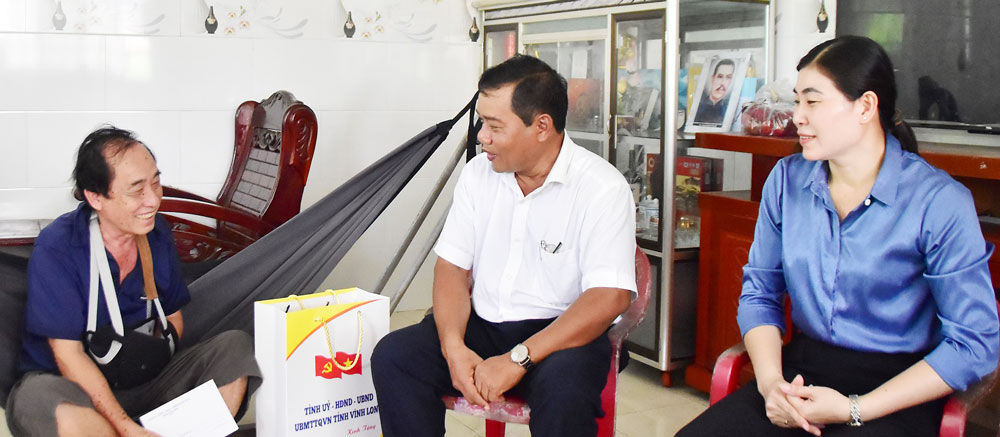 Đồng chí Kim Rương, cùng lãnh đạo tỉnh và xã Vinh Kim thăm, tặng quà cho gia đình ông Trần Văn Bá (ấp Trà Cuôn, xã Vinh Kim). Ảnh Mỹ Nhân