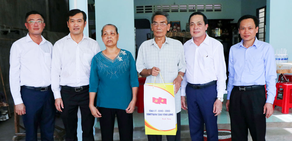 Phó Bí thư Tỉnh ủy- Lâm Minh Đằng thăm, tặng quà gia đình ông Huỳnh Văn Truyền- thương binh 3/4 (ngụ ấp Vĩnh Hưng).

