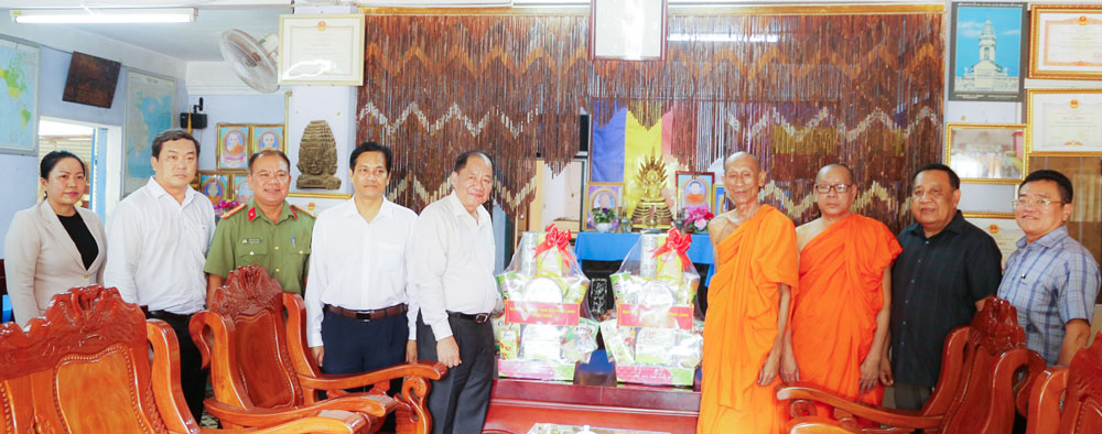 Đoàn Ban Nội chính Tỉnh ủy chụp ảnh lưu niệm cùng Hòa thượng Thạch Oai- Phó Chủ tịch Thường trực Hội Đoàn kết sư sãi yêu nước tỉnh, Trụ trì chùa Kom Pong và thành viên Hội Đoàn kết sư sãi yêu nước.
