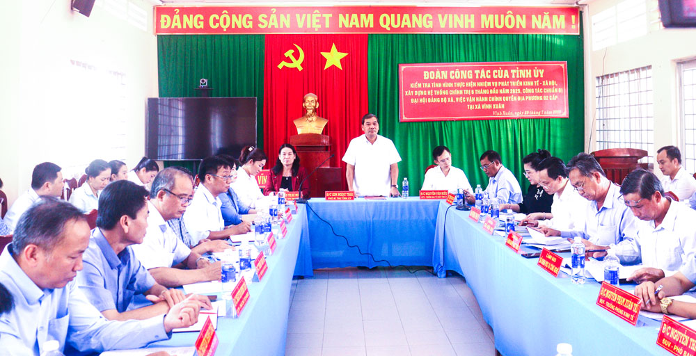 Đồng chí Kim Ngọc Thái- Phó Bí thư Tỉnh ủy cùng đoàn công tác làm việc với Đảng ủy xã Vĩnh Xuân.