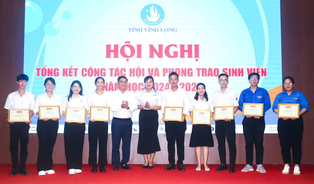 Hội Sinh viên tỉnh tặng bằng khen cho 9 tập thể có thành tích xuất sắc trong công tác hội và phong trào sinh viên năm học 2024-2025.