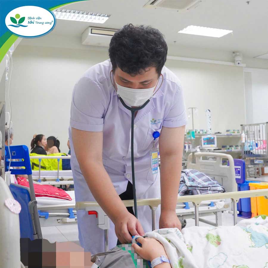Bác sĩ thăm khám cho một bệnh nhi bị ngộ độc tại Khoa Cấp cứu và Chống độc, Bệnh viện Nhi Trung ương. Ảnh: BVCC
