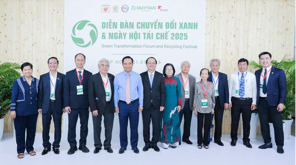 Lãnh đạo bộ, ngành Trung ương, TP Hồ Chí Minh, doanh nghiệp tham dự diễn đàn Chuyển đổi xanh và Ngày hội tái chế 2025.
